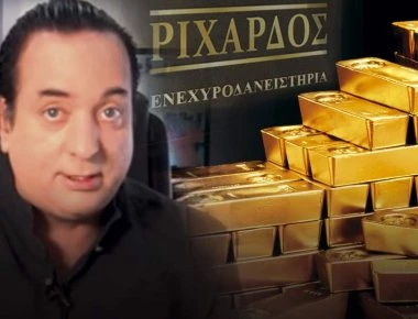 Ριχάρδος και Ρέβης σε στιγμές ευτυχίας – Χρυσά τηλέφωνα και βεντάλιες στη Μύκονο (φωτο)